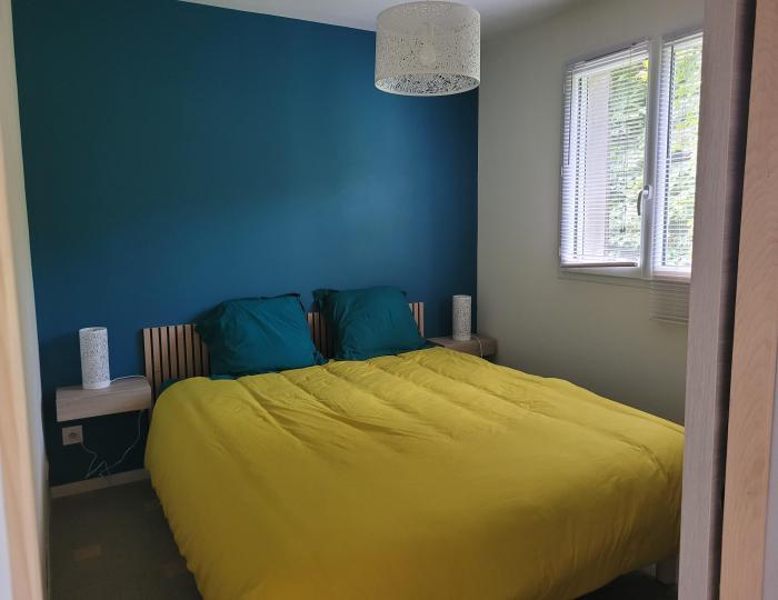 une chambre avec un lit double standard