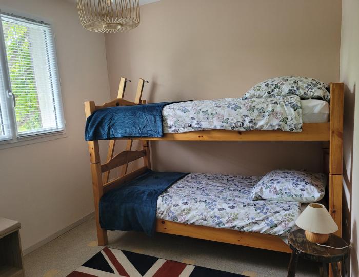 une chambre avec 2 lits superposes 