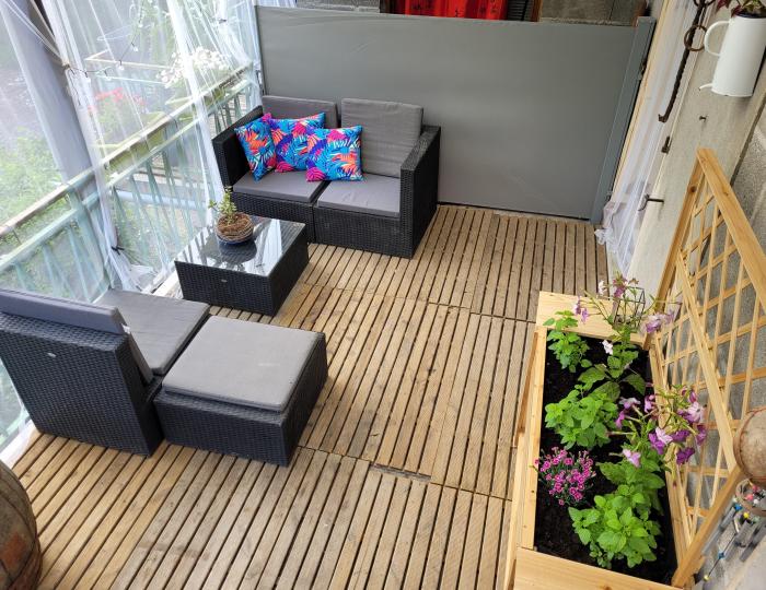 une terrasse privatisée avec salon de jardin